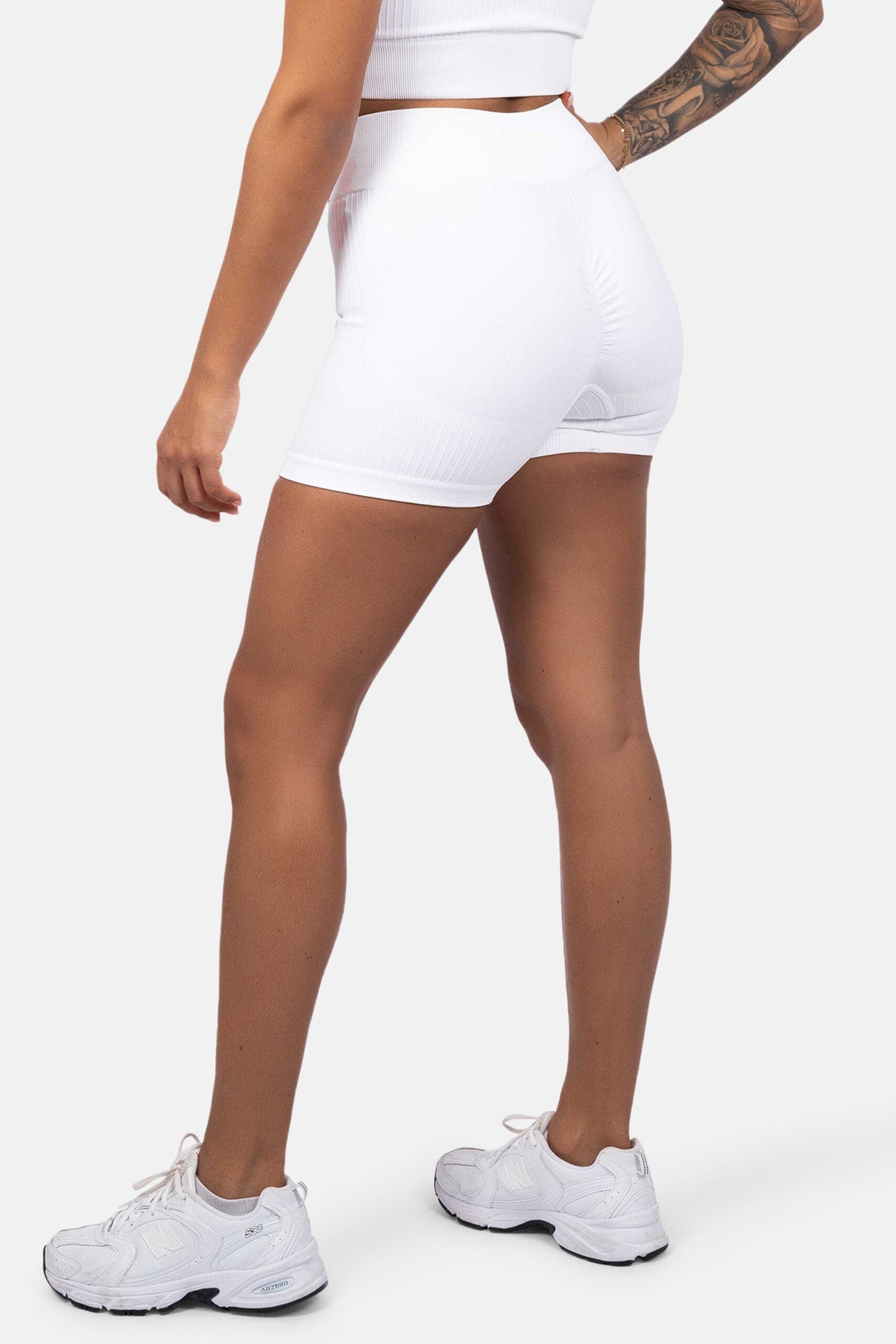 chique-short-white-back